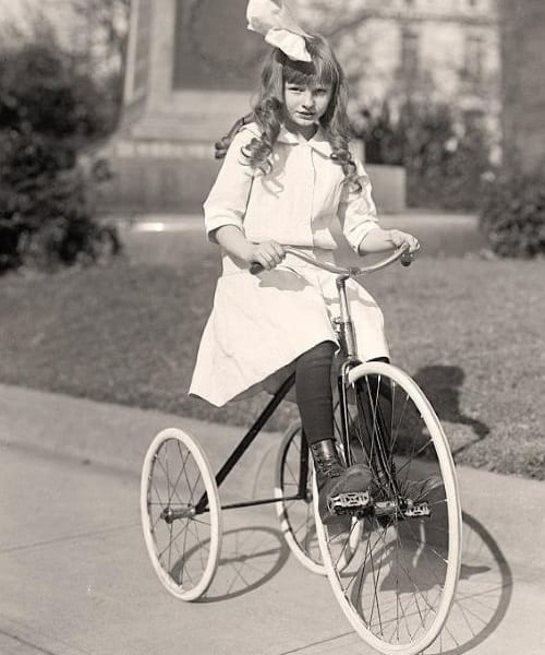 Domnișoarele conduc triciclete