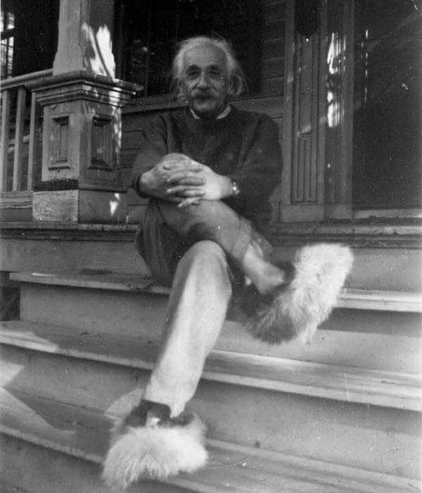 Albert Einstein în papuci