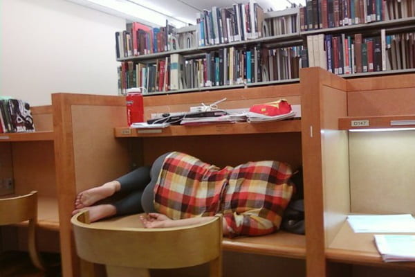 Cum se doarme la birou