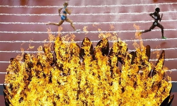 Alergători prin flacăra olimpică