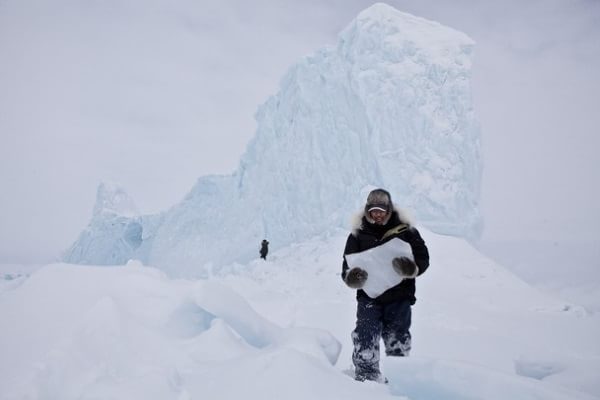 Un inuit aduce apă potabilă