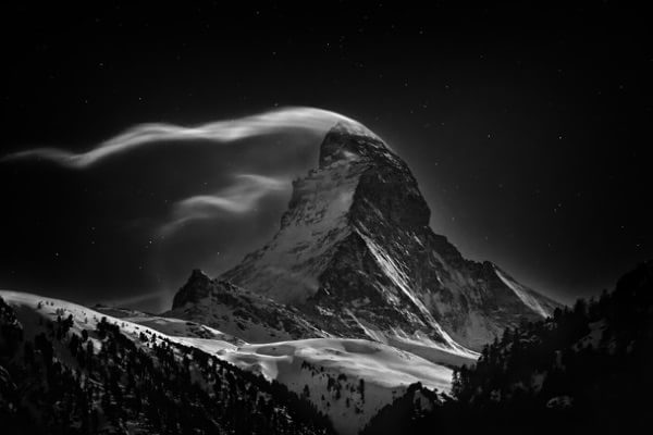 Vârful Matterhorn în lună plină