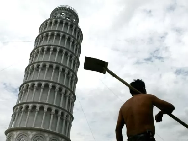 Imitații ale unor construcții celebre - Imitație turnul din Pisa