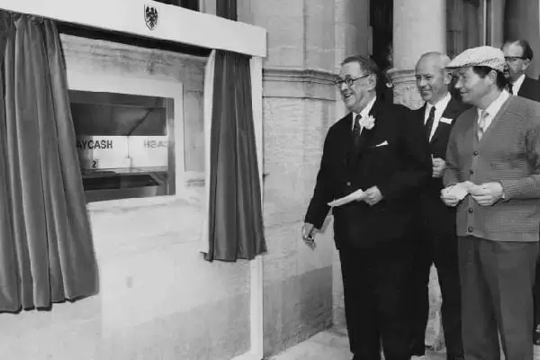 Primul bancomat a apărut acum 50 de ani