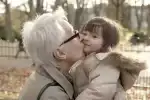 Bunica este esențială pentru nepoți