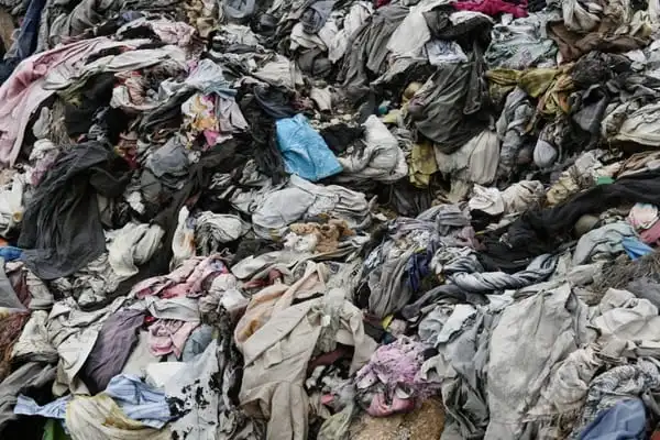 Omenirea aruncă 125.000 de haine